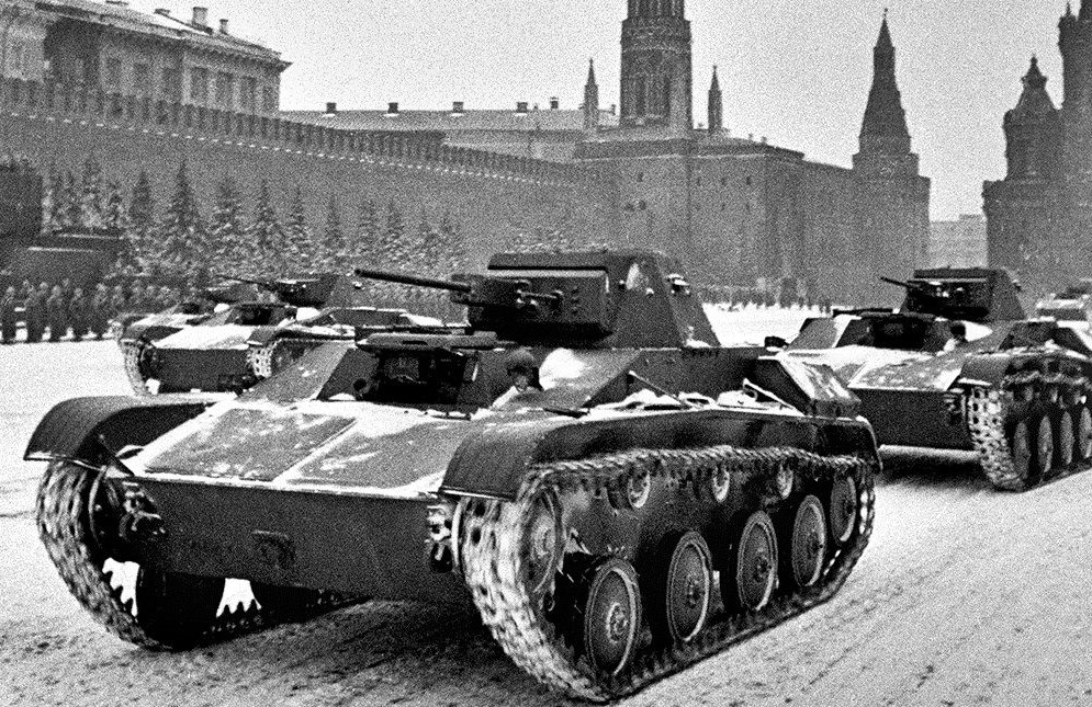 Из музея на Красную площадь как в далеком 1941 году