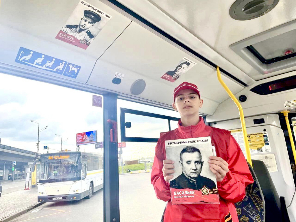 Бессмертный полк в автобусах.jpg Бессмертный полк в автобусах.jpg